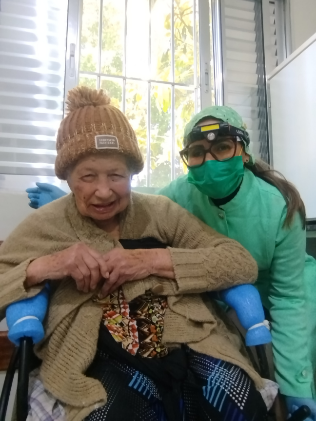 Cuidado em casas de repouso — atendimento odontológico domiciliar da Brito Odontologia